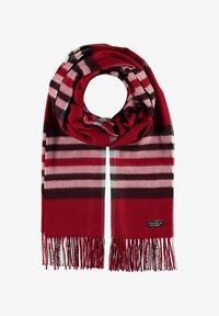 Bufanda a cuadros roja y negra con una textura suave, bordes con flecos y una etiqueta de logo tejida, diseñada en un arreglo circular.