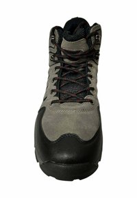 Bota de senderismo gris con acentos negros, suela de goma, parte superior de malla y gamuza, y cordones rojos. Presenta ojales de metal y un collar acolchado.
