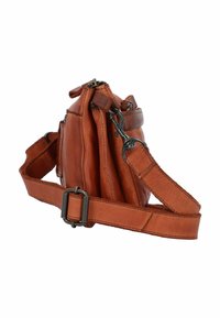 Bruine leren schoudertas met verstelbare band, met ritscompartimenten en antiek-stijl metalen hardware. Textuurafwerking met zichtbare naden.
