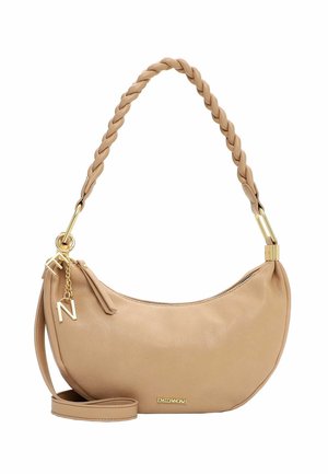 Beige måneformet håndtaske med flettet håndtag, gyldent lynlås og vedhæng samt "EMILY & NOAH" logo på forsiden.