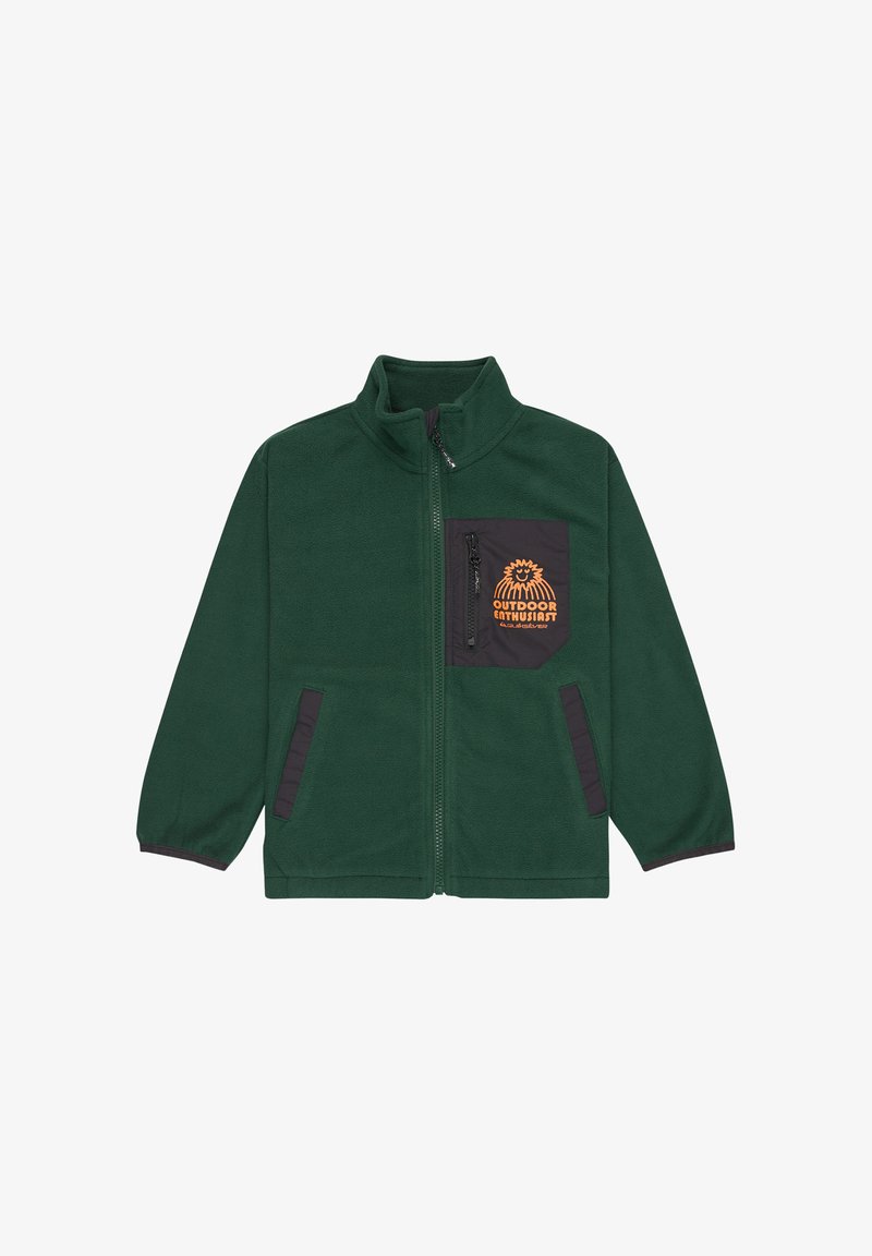 Zelená fleecová bunda so zipsom, čierna náprsní kapsa, oranžový grafický dizajn a zodpovedajúce čierne akcenty na vreckách a manžetách.