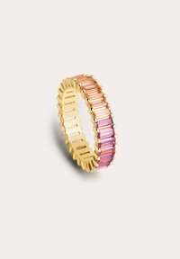 Anillo en tono dorado con un patrón en zigzag, que presenta piedras rectangulares en tonos rosa y púrpura engastadas en garras de metal a lo largo de la banda.