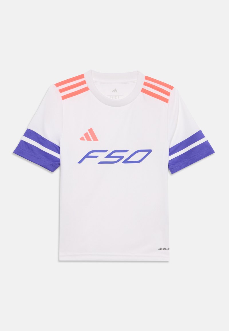 Λευκό αθλητικό μπλουζάκι Adidas με μωβ ρίγες στα μανίκια, κοραλί ρίγες στους ώμους, λογότυπο Adidas και κείμενο "F50" στην μπροστινή πλευρά.