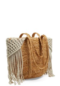 Borsa tote in paglia intrecciata con due manici intrecciati, caratterizzata da dettagli in macramè color crema e frange su un lato.