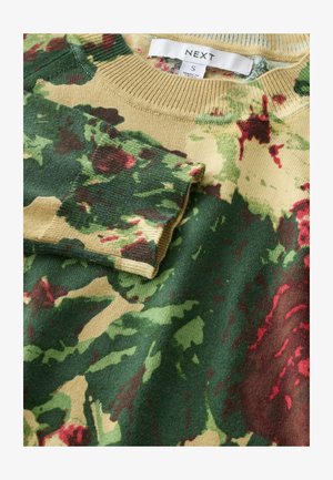 Pletený svetr s maskáčovým vzorem v zelené, béžové a červené barvě, s žebrovaným výstřihem, měkkou texturou a krátkým ohrnutým rukávem.