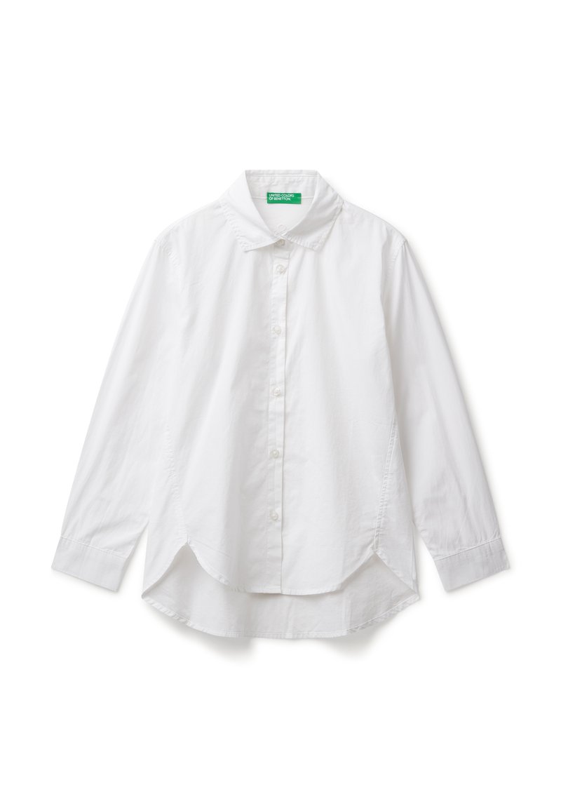 Camicia bianca a maniche lunghe con bottoni, colletto e orlo asimmetrico, adagiata su uno sfondo bianco.