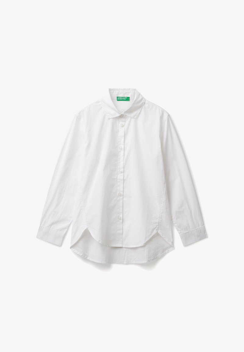 Weißes Langarm-Hemd mit Kragen und unregelmäßigem Saum, flach auf einem weißen Hintergrund ausgelegt.