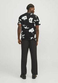 Jack & Jones PREMIUM ALL OVER RUNDHALS - T-shirt med print - black onyx
