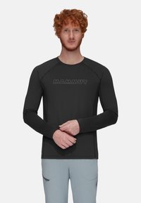 Zwart shirt met lange mouwen van lichtgewicht stof, met een ronde hals, raglanmouwen en een opvallend "MAMMUT" logo aan de voorkant.