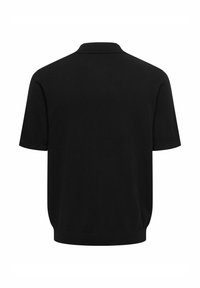 Polo noir à manches courtes avec col et ourlet côtelés, vu de dos sur un fond blanc uni.