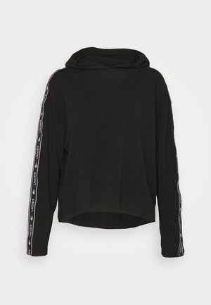 Svart langermet hettegenser med en cropped design, med hvit profilert tape langs ermene og hette på toppen. Glatt stofftekstur.