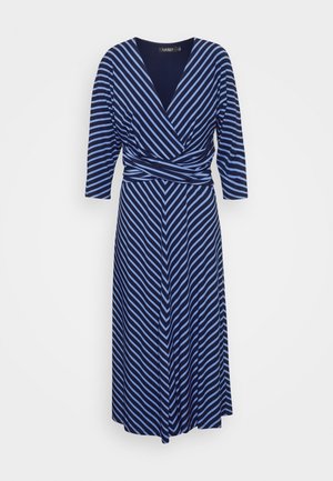 Robe portefeuille bleu et marine à rayures diagonales, manches trois-quarts et jupe midi évasée.