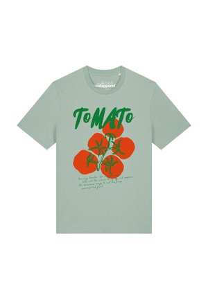 T-shirt vert clair à manches courtes avec un graphisme tomate rouge et un texte vert "ToMATO" sur le devant, ainsi qu'une écriture cursive plus petite sous les tomates.