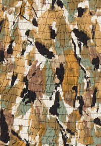 Texturerad tyg med en volangdesign i jordnära toner av brunt, grönt och svart, med ett abstrakt kamouflage-mönster.