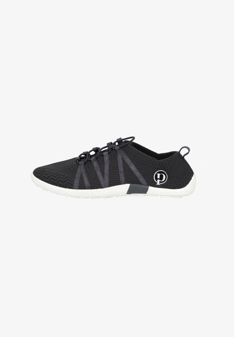 Schwarzer Mesh-Schuh mit elastischen grauen Riemen und einer weißen Sohle. Verfügt über ein Logo an der Seite und ein strukturiertes Muster im Obermaterial.