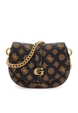 Kompakt sort Guess håndtaske med brunt logo mønster, guld kædestrop og fremtrædende guld "G" og Guess branding på frontklappen.