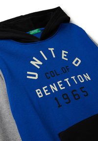 Felpa con cappuccio caratterizzata da un corpo blu, cappuccio nero e maniche grigie. Riporta la scritta "UNITED COL. OF BENETTON 1965" in colori a contrasto.
