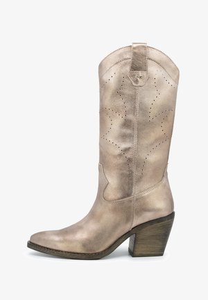 Metalen goud leren cowboylaars met een spitse neus, decoratieve uitsparingen en een gestapelde hak. Voorzien van een treklip aan de bovenkant.