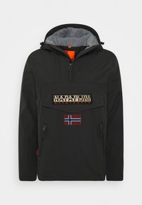 Chaqueta de sudadera negra con capucha, con un forro interior gris, un gran bolsillo en la parte superior y un parche de la bandera noruega. Logo en beige y naranja.