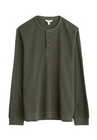 Camisa térmica de manga larga en color verde oliva, hecha de tela acanalada, con un cuello henley y tres botones, y un dobladillo ajustado.