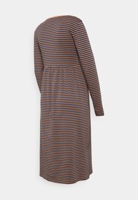 Vestido de manga longa com riscas horizontais em azul-escuro e laranja, com uma cintura elástica e uma saia fluida. Tecido jersey suave.