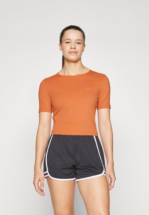Oransje tilpasset t-skjorte med korte ermer, kombinert med sorte treningsshorts med hvite sidestriper. Rektangulært stoff med et enkelt design.