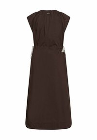 Robe midi marron sans manches avec encolure froncée et liens blancs latéraux à la taille, silhouette droite, tissu uni.