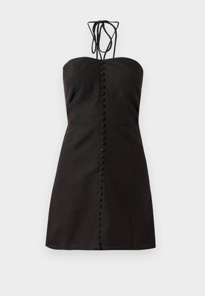 Robe noire sans bretelles en tissu texturé avec une coupe droite. Présente une fermeture à boutons sur le devant avec des boutons ronds et des liens réglables au cou.