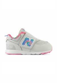 Sneaker grigio chiaro con design perforato, logo iridescente colorato, dettagli rosa e una robusta suola bianca. Dotato di una fascia a strappo.