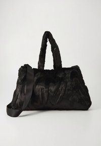 Svart håndveske i kunstig pels med teksturert overflate, utstyrt med to håndtak og en avtakbar skulderrem. Rektangulær form med avrundede kanter.