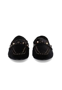 Mocasines de ante negro con acentos de tachuelas metálicas, costuras decorativas y un diseño de perfil bajo para una apariencia elegante.