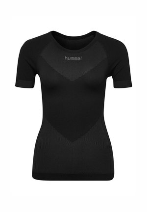 Czarna krótka sportowa koszulka z teksturowanymi wzorami w jodełkę i logo „hummel” na piersi, z okrągłym dekoltem.