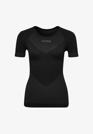 Czarna krótka sportowa koszulka z teksturowanymi wzorami w jodełkę i logo „hummel” na piersi, z okrągłym dekoltem.