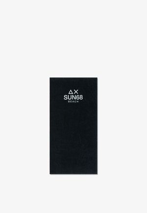 Asciugamano da spiaggia rettangolare nero con logo bianco "SUN68 BEACH" e simboli a triangolo e croce centrati vicino alla parte superiore.