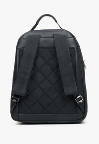 Czarny skórzany plecak o pikowanej fakturze, z regulowanymi szelkami, uchwytem u góry i srebrnymi akcentami. Charakteryzuje się eleganckim, uporządkowanym designem.