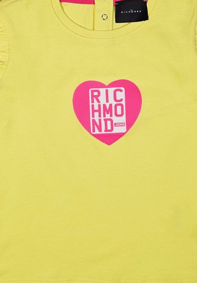 T-shirt in cotone giallo brillante con una grande grafica a forma di cuore rosa con il testo "RICHMOND" all'interno. Tessuto morbido e dettagli con maniche arricciate.