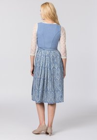 Blaues Kleid mit einem figurbetonten Oberteil und einem ausgestellten Rock, das mit einem Paisleymuster verziert ist. Der obere Teil hat Spitzen-Dreiviertelärmel und eine Schleife im Rücken.