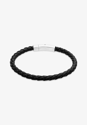 Zwart gevlochten leren armband met een gepolijste zilverkleurige metalen sluiting met gegraveerde merknaam. Gladde textuur, ronde vorm.