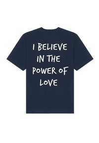 T-shirt en coton bleu marine à manches courtes avec un texte blanc au dos : "JE CROIS AU POUVOIR DE L'AMOUR" dans une police ludique.