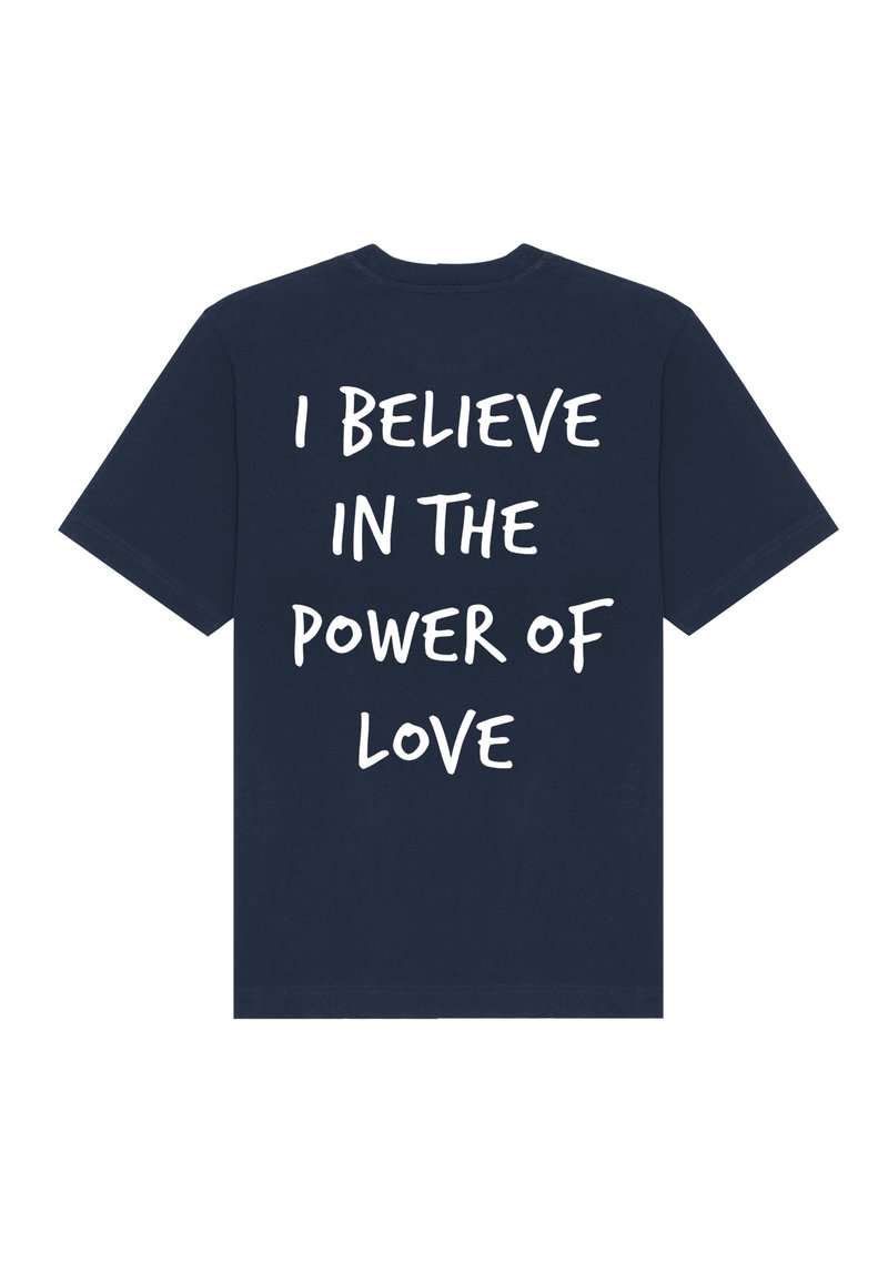 T-shirt en coton bleu marine à manches courtes avec un texte blanc au dos : "JE CROIS AU POUVOIR DE L'AMOUR" dans une police ludique.