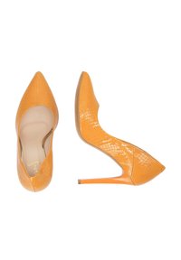 Pumpe galbene cu toc înalt, cu o textură lucioasă de crocodil, design cu vârf ascuțit și toc subțire stiletto. Părți laterale deschise și interior bej.