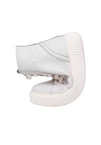 Stivale alla caviglia bianco in pelle con suola in gomma testurizzata, caratterizzato da un design cucito e un logo discreto impresso sul lato.
