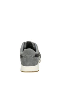 Zapatilla de ante gris con una entresuela blanca, detalles laterales negros y una puntera redondeada. Presenta un cuello acolchado y una suela texturizada para mayor agarre.