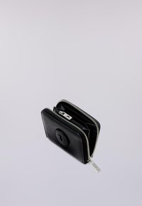 Černá kožená peněženka se stříbrným zipem, částečně otevřená, ukazující vnitřní oddíly a design klíče na přední straně a na zipovém táhle.