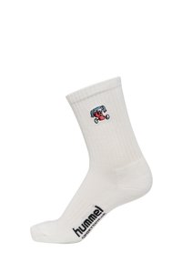Hvide ribbede ankelstrømper med et farverigt broderet design af en bil og brandnavnet "hummel" trykt i sort nær tåen.