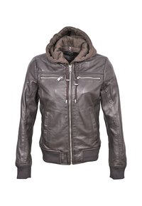 Giacca di pelle marrone con cappuccio rimovibile, chiusura frontale con zip, due tasche sul petto con zip e polsini e orlo a costine. Texture liscia con cuciture dettagliate.