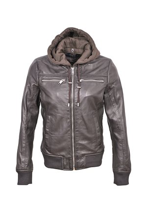 Veste en cuir marron avec une capuche amovible, fermeture éclair à l'avant, deux poches zippées sur la poitrine et des poignets et un ourlet côtelés. Texture lisse avec des coutures détaillées.