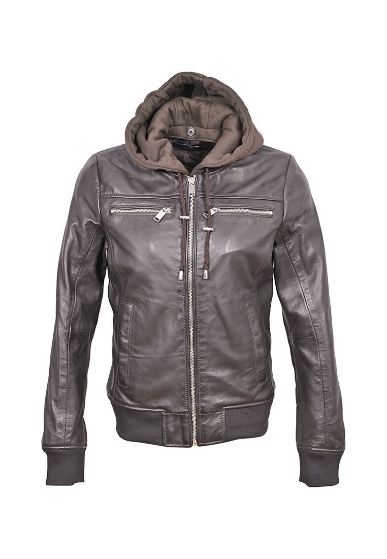 Giacca di pelle marrone con cappuccio rimovibile, chiusura frontale con zip, due tasche sul petto con zip e polsini e orlo a costine. Texture liscia con cuciture dettagliate.