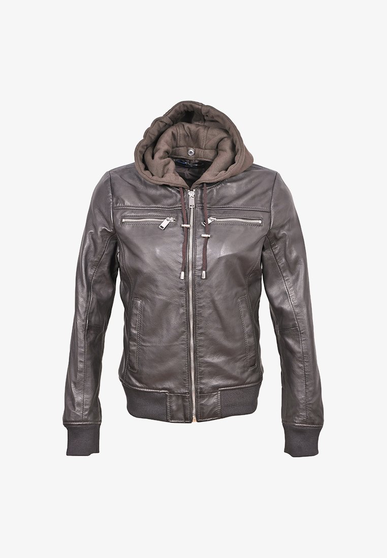 Giacca di pelle marrone con cappuccio rimovibile, chiusura frontale con zip, due tasche sul petto con zip e polsini e orlo a costine. Texture liscia con cuciture dettagliate.