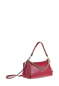 Borsa a tracolla rossa in pelle con finitura testurizzata, dettagli triangolari, catena dorata, tracolla removibile e chiusura con zip superiore.
